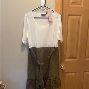 NWT Nina Leonard White and Olive Maxi Dress